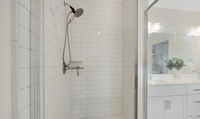 Building Photo - 1747 Linden Ln