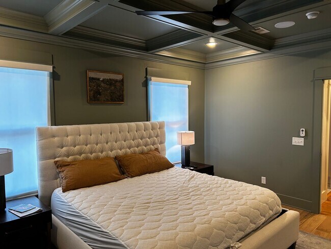 Building Photo - UNFURNISHED Beautiful Large Home Available Now on North Walnut in Fayetteville !!