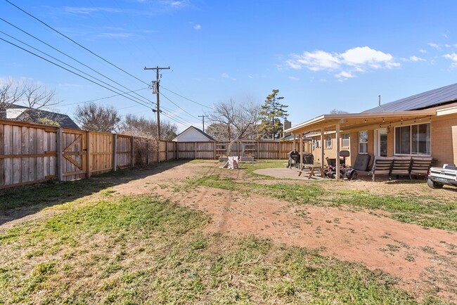 Building Photo - 3812 E Everglade Ave