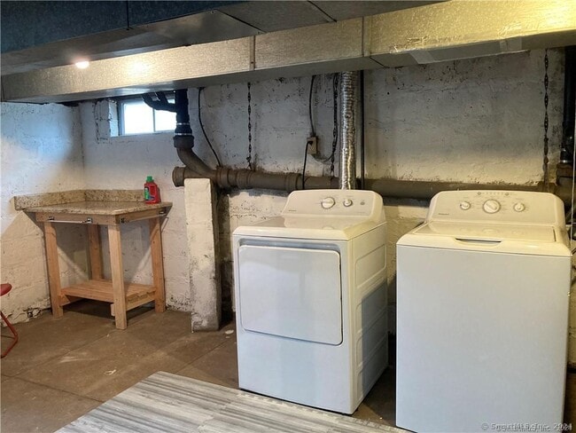 Building Photo - 31 Daggett St