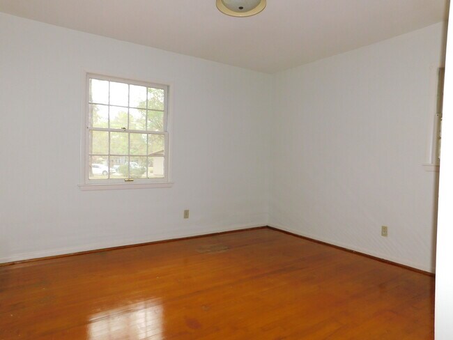 Building Photo - Convenience and charm