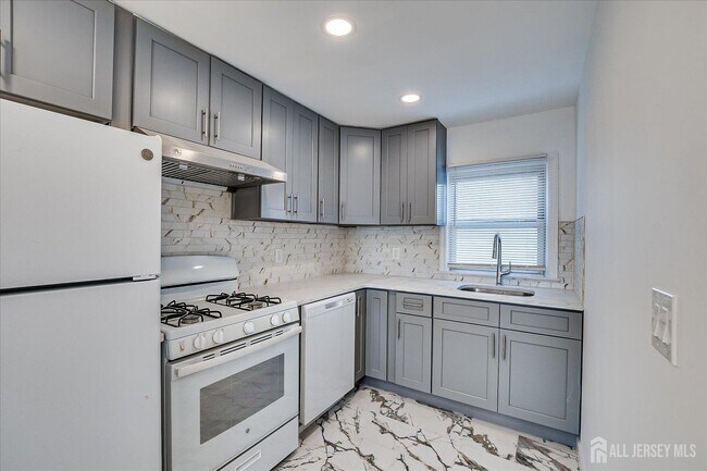 Building Photo - 385 Pierson Ave