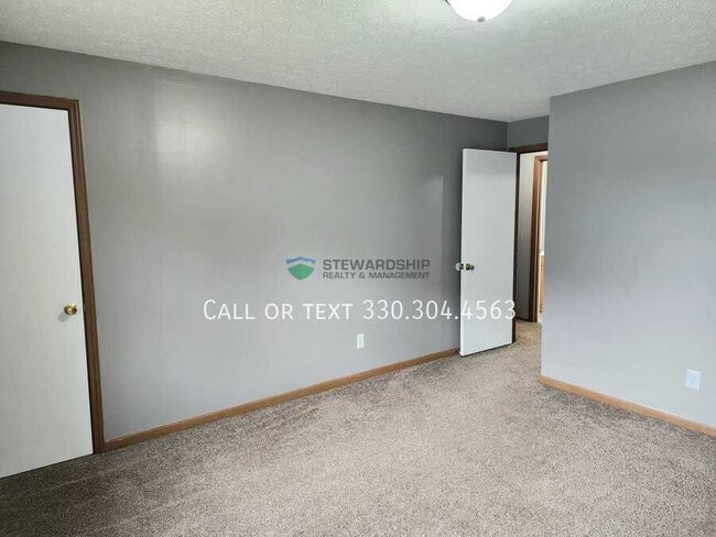 Building Photo - 137 Elm St NE