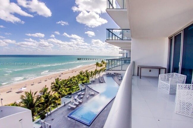 Building Photo - 17001 Collins Ave