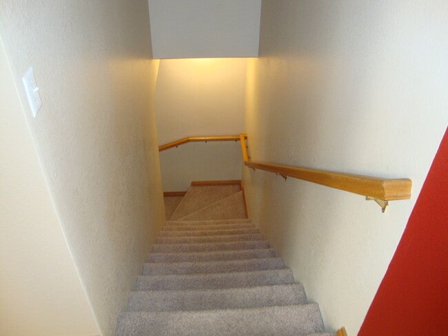 Building Photo - Great 4 bed Duplex