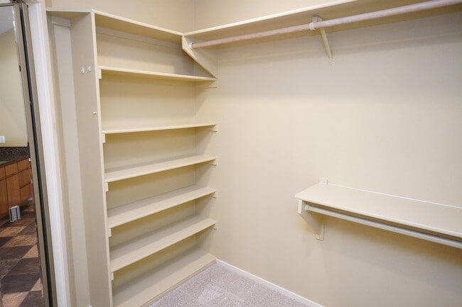 Building Photo - 1394 E Holly St