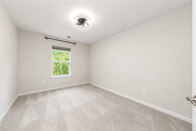 Building Photo - 141 Stegg St