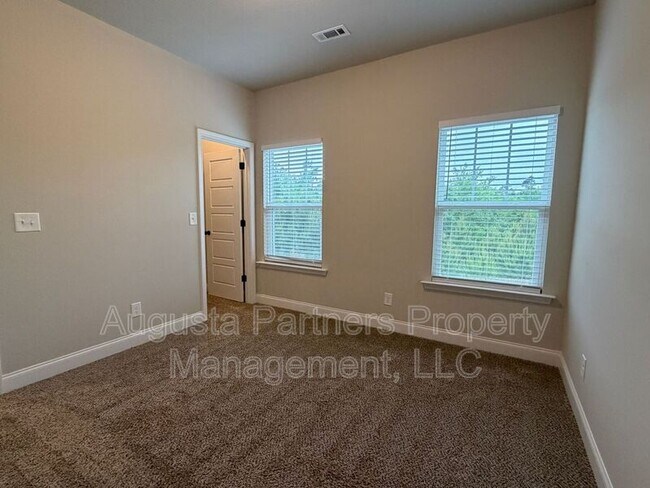 Building Photo - 1008 Swan Ct