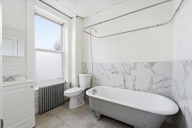 Building Photo - 289 Forrest St