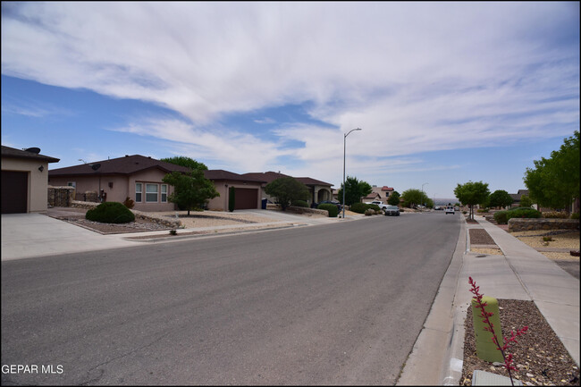 Building Photo - 7337 Black Mesa Dr