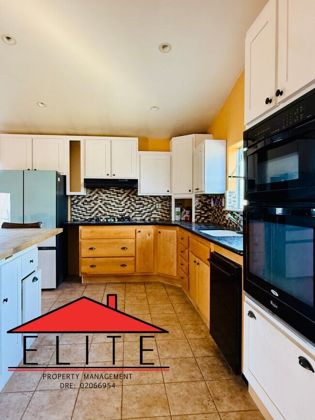 Building Photo - AVAILABLE NOW!!