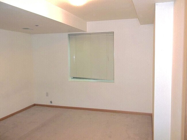Building Photo - Spacious 3-Bedroom Townhome with Garage & Patio