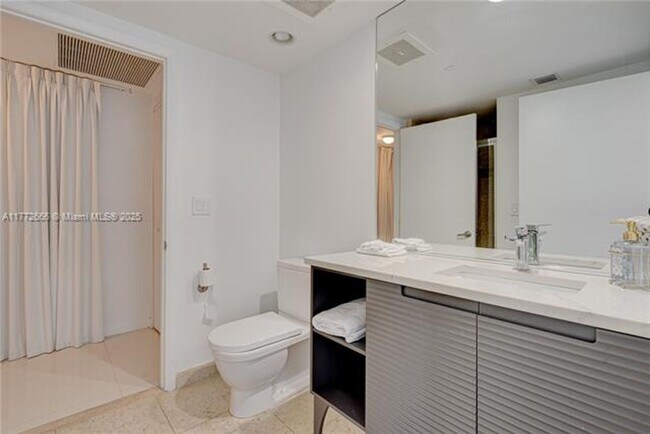 Building Photo - 475 Brickell Ave