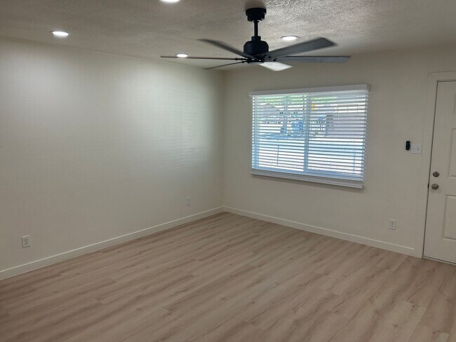 Building Photo - 2405 E Dortha Ave