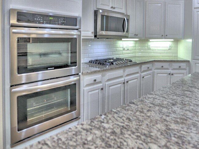 Building Photo - 3237 Waldwick Way SE