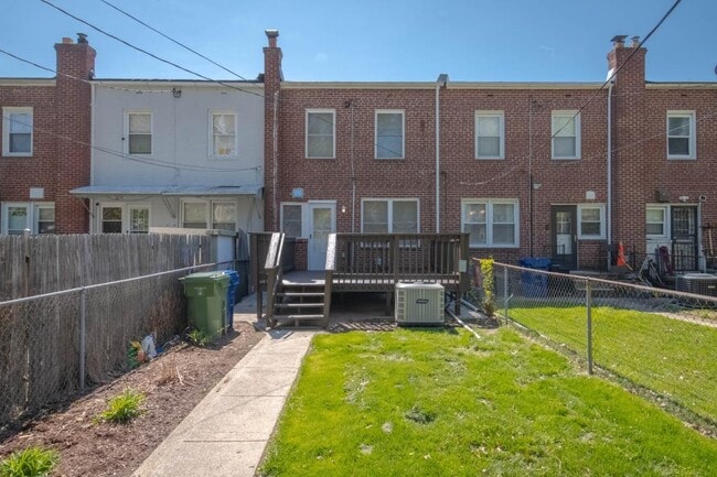 Building Photo - 806 Benninghaus Rd