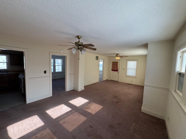 Building Photo - $749 - 2 bed 1 bath - Single Family Home