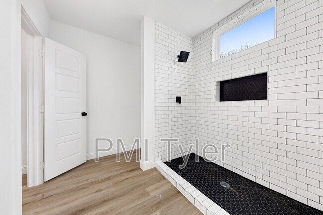 Building Photo - 1269 Bonham St