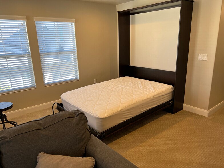 Building Photo - 1911 E Fiesta Ln