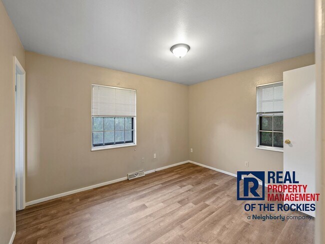 Building Photo - Recently Updated 4 Bed 3 Bath House in W. ...