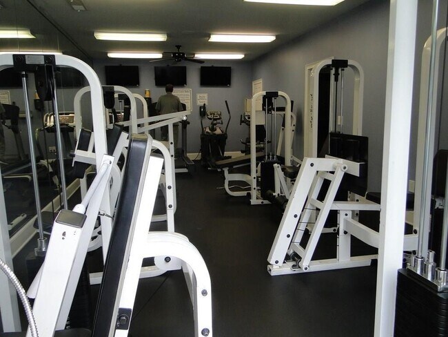 Building Photo - 2700 Pine Tree Rd NE