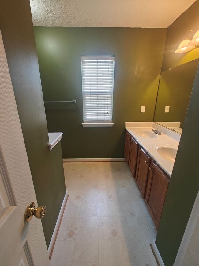 Building Photo - 2625 Piney Ridge Dr