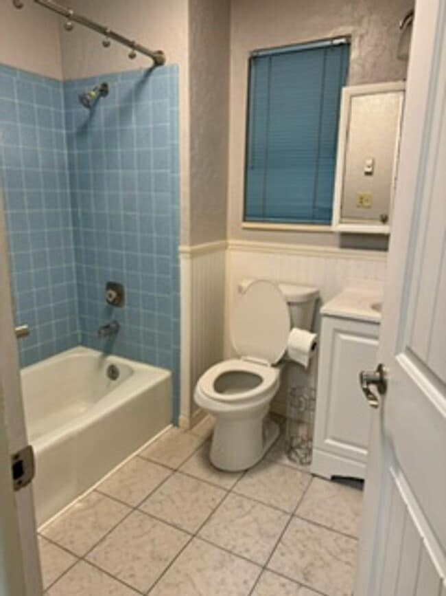 Building Photo - Spacious home