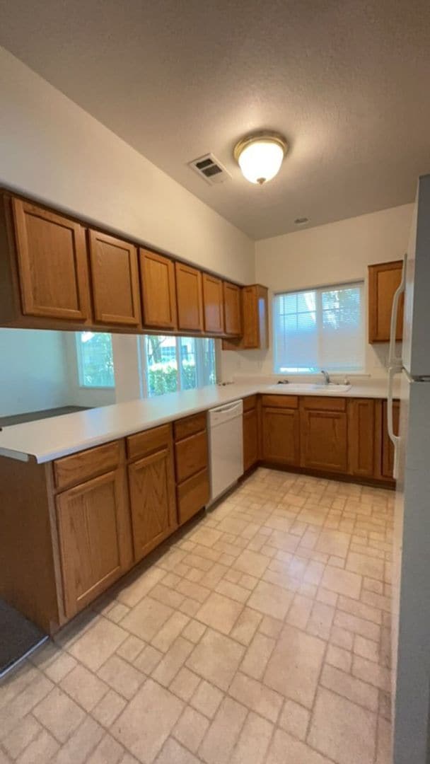 Building Photo - 3 Bedroom 2 Bath Downstairs Apartment