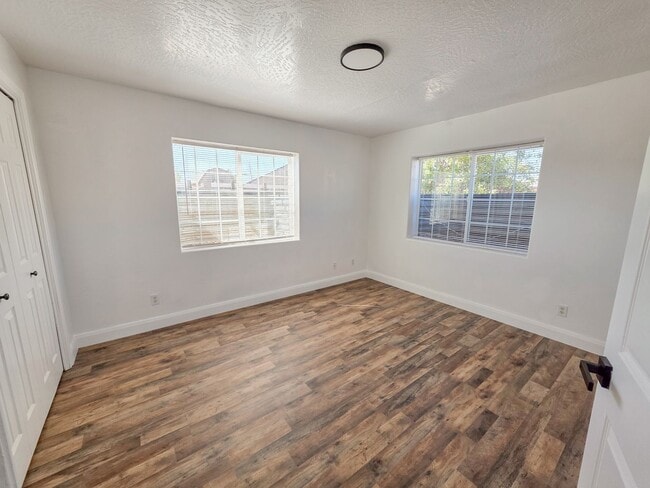 Building Photo - *utilities included* 3 bed 3 bath apartmen...