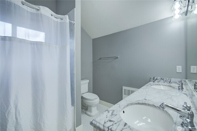 Building Photo - 2Bd/1.75Ba Seattle Home