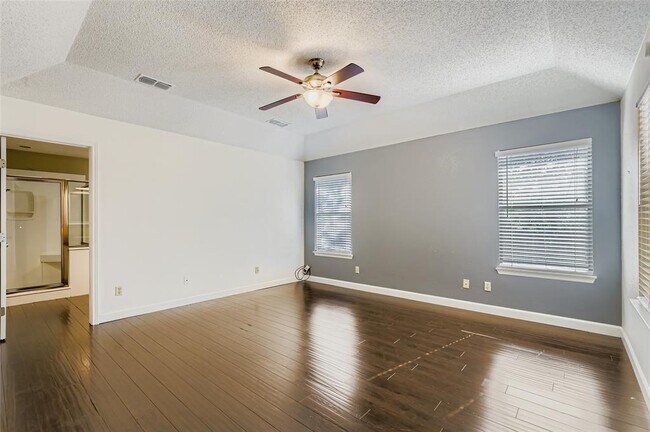 Building Photo - 10703 Oak View Dr