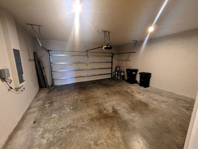 Building Photo - Annual UNfurnished NEW 4/ 2 1/2 home off S...