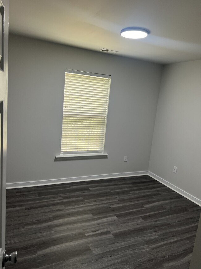 Building Photo - Spacious 6-Bedroom Home with 3 Bathrooms i...