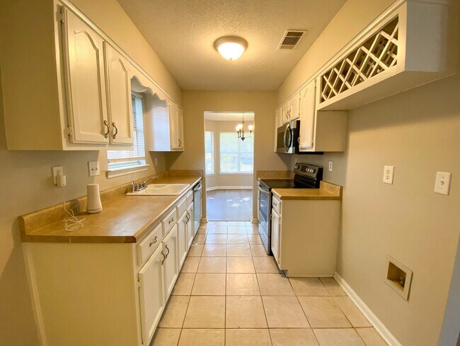 Building Photo - 3 bed, 2 bath home with wonderful curb appeal near N. Germantown Pkwy / $250 Gift card if move in...