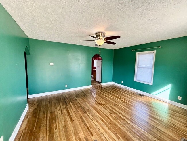 Building Photo - 2 Bedroom, 1 Bath Home - North Side Location