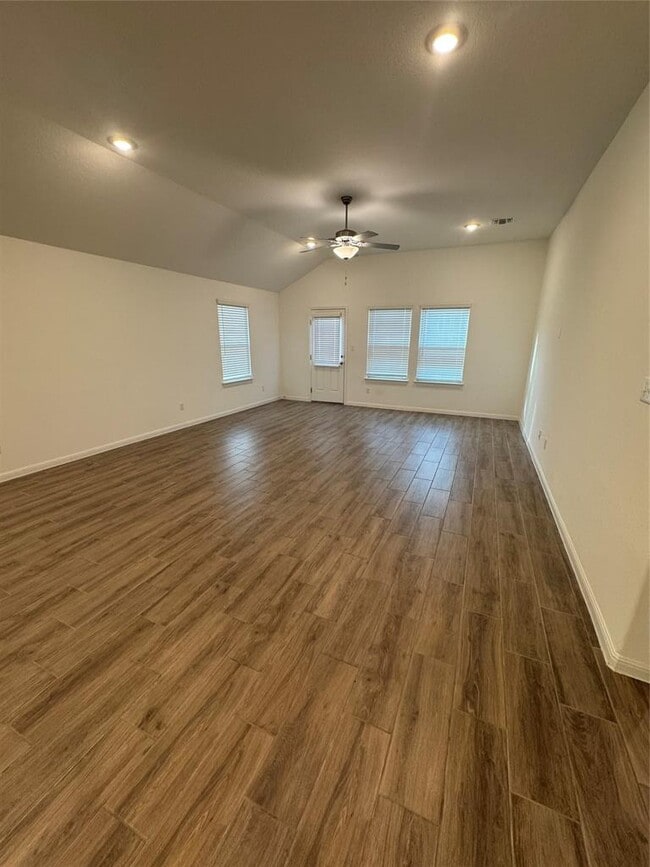 Building Photo - 113 Caterpillar Ln