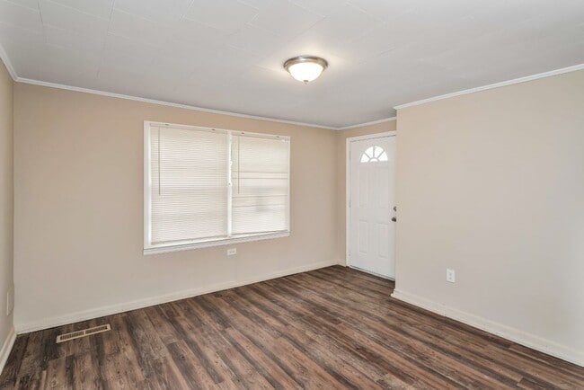 Building Photo - Charming Home with Open Floor Plan & Cover...