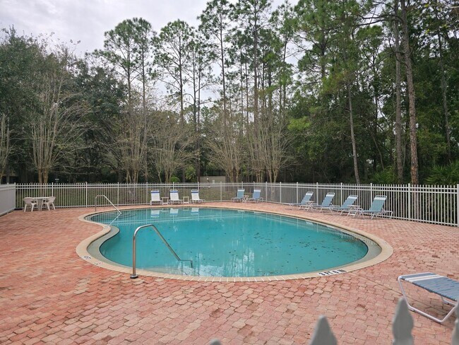 Building Photo - Beautiful 2 Bedroom, 2.5 Bath Townhome in Private Gated Community Of Hunter's Key In New Tampa