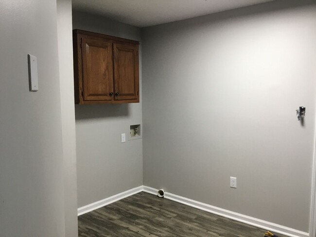 Building Photo - Newly Renovated - 1 Bedroom / 1 Bath Apart...