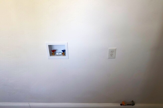 Building Photo - Updated and Stunning 2 Bedroom 1 Bathroom ...