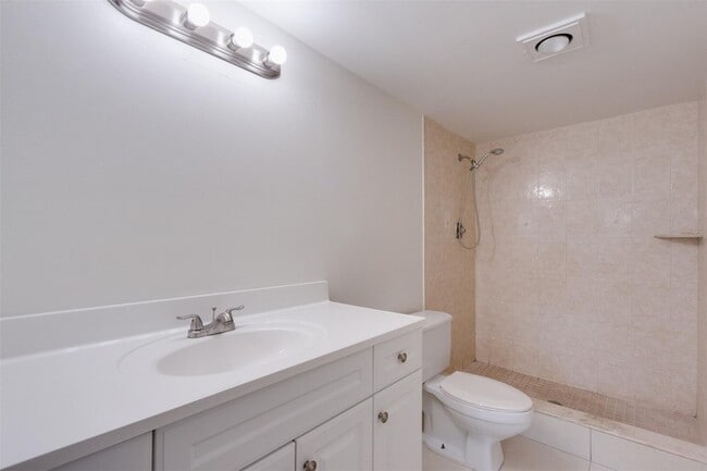 Building Photo - 5550 NW 44th St