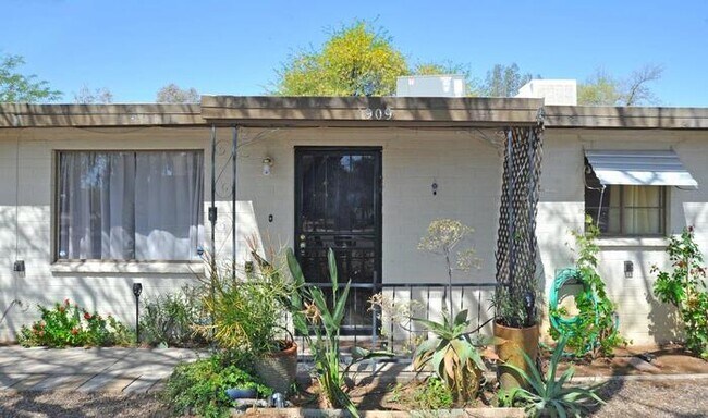 Building Photo - 3 BR/1.5 BA with large yard, new kitchen &...