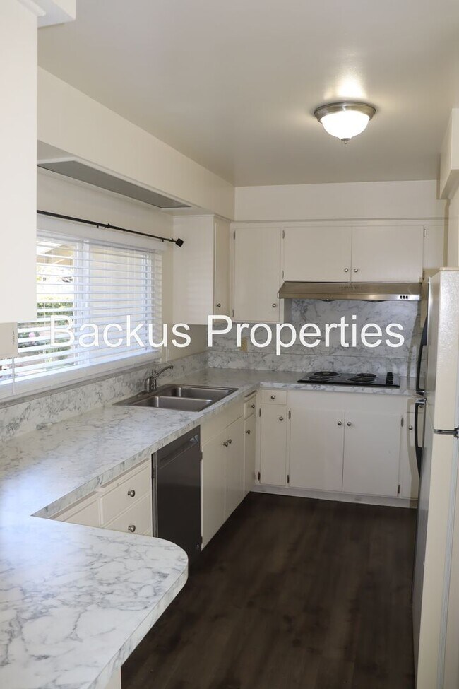 Building Photo - Wonderful three bedroom home in Monterey Park area of South Salinas