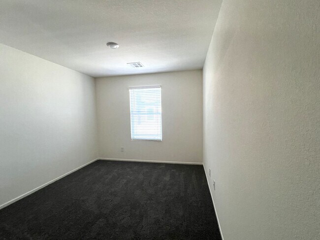 Building Photo - LIKE BRAND NEW AND BEAUTIFUL! 3 BEDROOMS, 2.5 BATHS