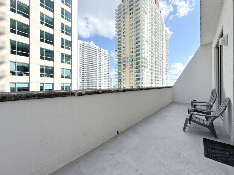 Building Photo - 1200 Brickell Bay Dr