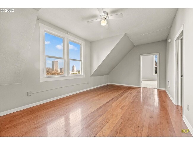 Building Photo - Victorian-style apartment available in the serene SW Hills