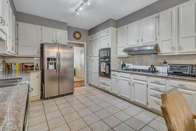 Building Photo - LUXURY 3-BEDROOM TOWNHOME IN ALAMO HEIGHTS