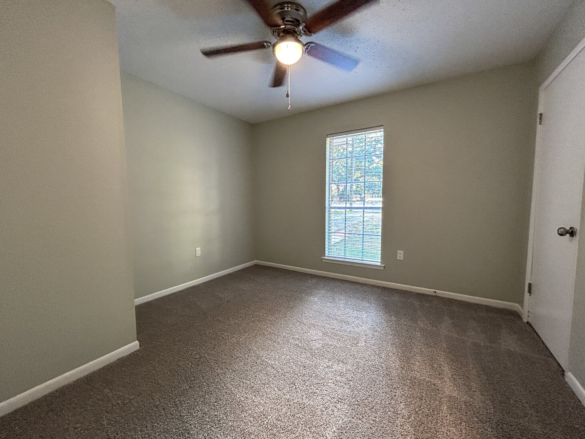 Building Photo - 1716 Northview Dr