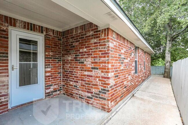 Building Photo - 932 Maplewood Dr