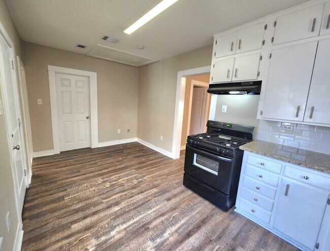 Building Photo - 6903 Palestine St